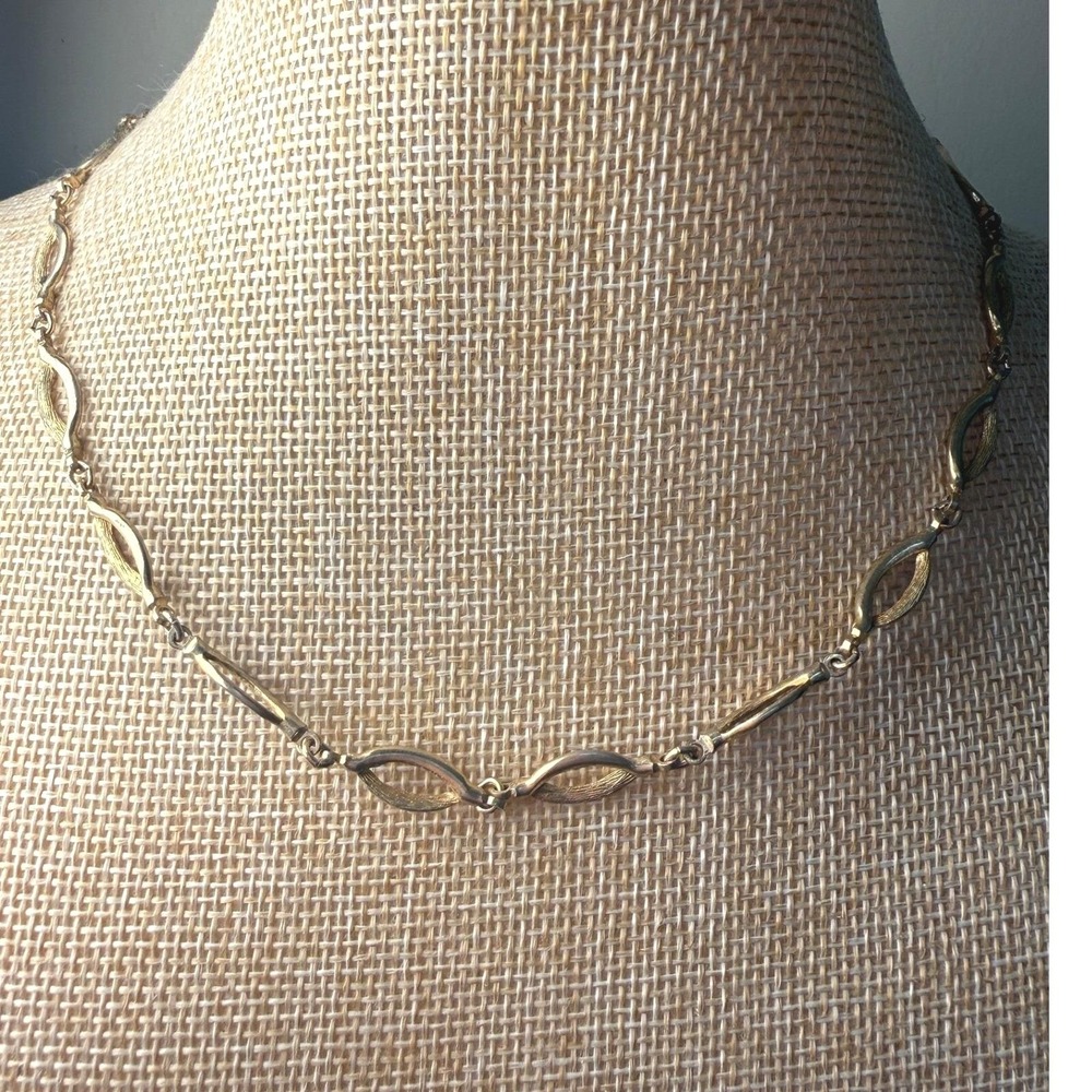 Vintage Gold Tone Textured Marquise Link Necklace Retro Dark Academia Jewelry